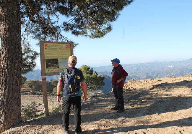 Punto donde se deja el carril de tierra para descender por un estrecho sendero