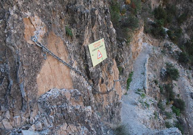 Última parte de la bajada hasta el puente colgante