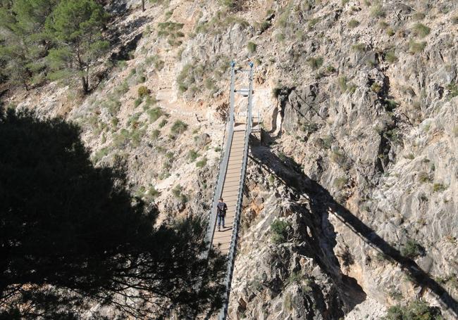 El puente colgante del Saltillo sirve para salvar el cañón del río Almanchares.