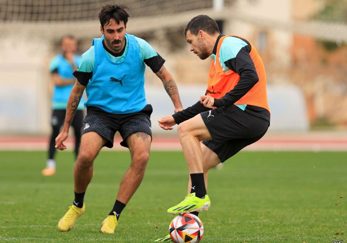 Los jugadores del Ibiza y exmalagustas Escassi y Álex Gallar, en un entrenamiento reciente del cuadro balear.