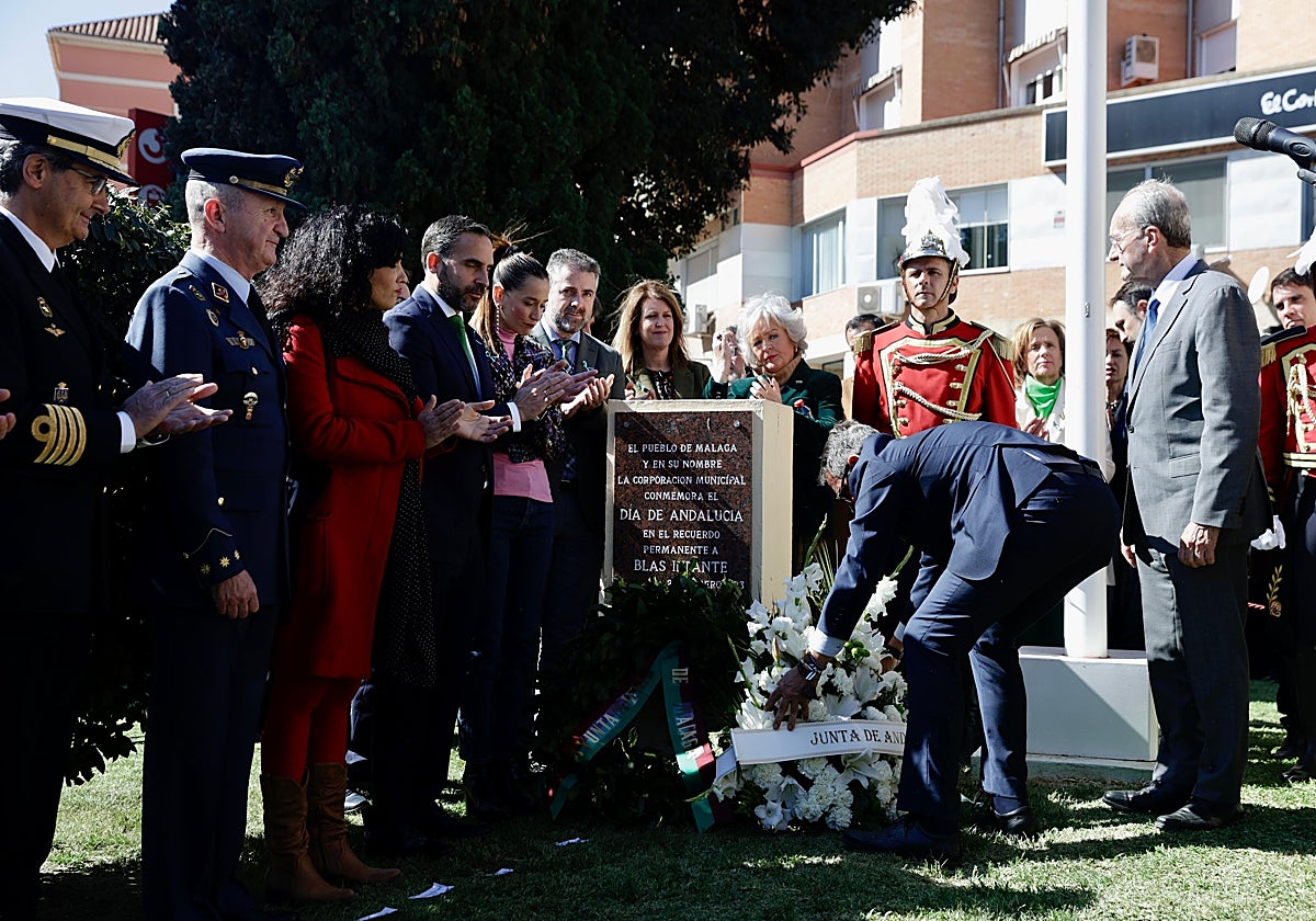 El alcalde, concejales y autoridades civiles y militares han participado en el homenaje a Blas Infante.