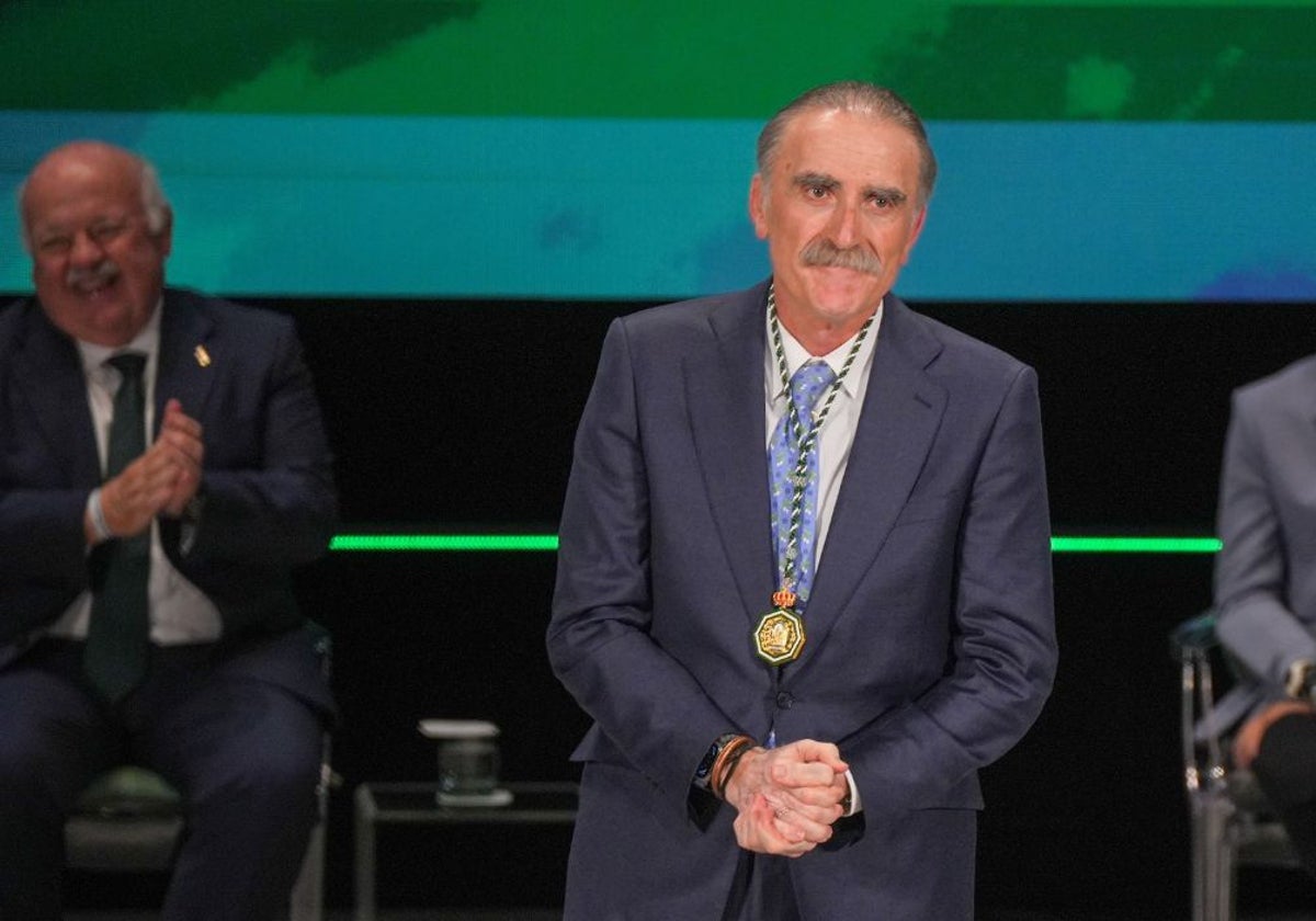 Juan y Medio recibió emociando la medalla de Andalucía.