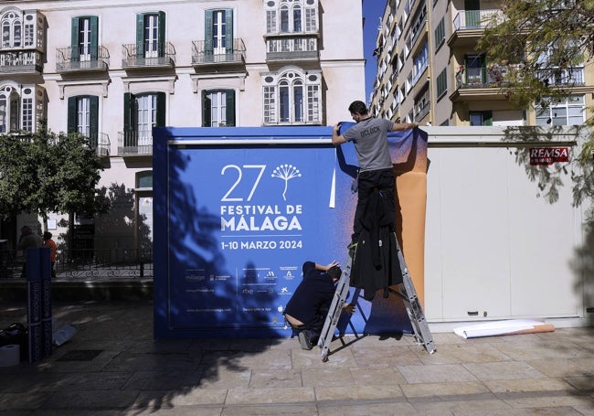 Operarios 'vestían' ayer las casetas el festival instaladas en la plaza de la Merced.