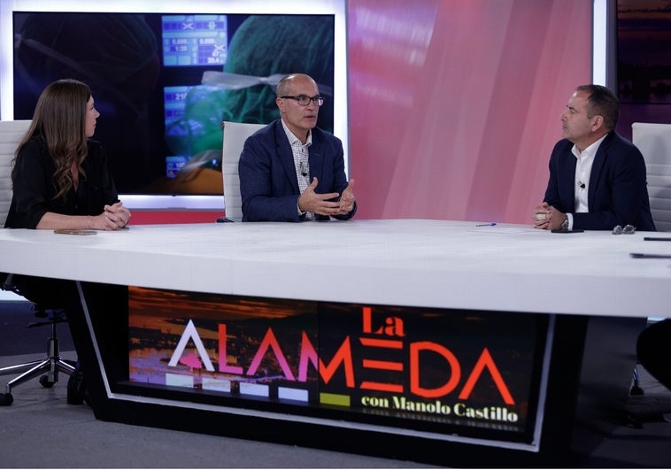 En la imagen, el coordinador autonómico de trasplantes del SAS, Domingo Daga, con Manolo Castillo y Ana Pérez-Bryan.