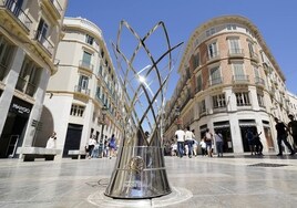 El trofeo de la Champions, a la entrada de calle Larios el pasado mes de mayo.