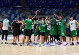 La plantilla del Unicaja al comienzo de un entrenamiento.