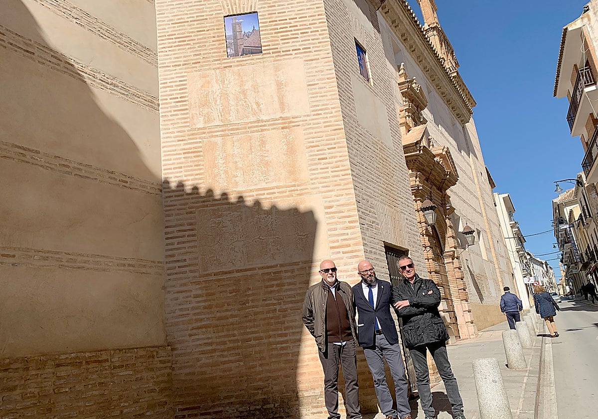 El concejal José Medina Galeote entre los dos fotógrafos de AFA