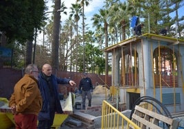 El alcalde y el concejal de Servicios Operativos, durante la visita a las obras.