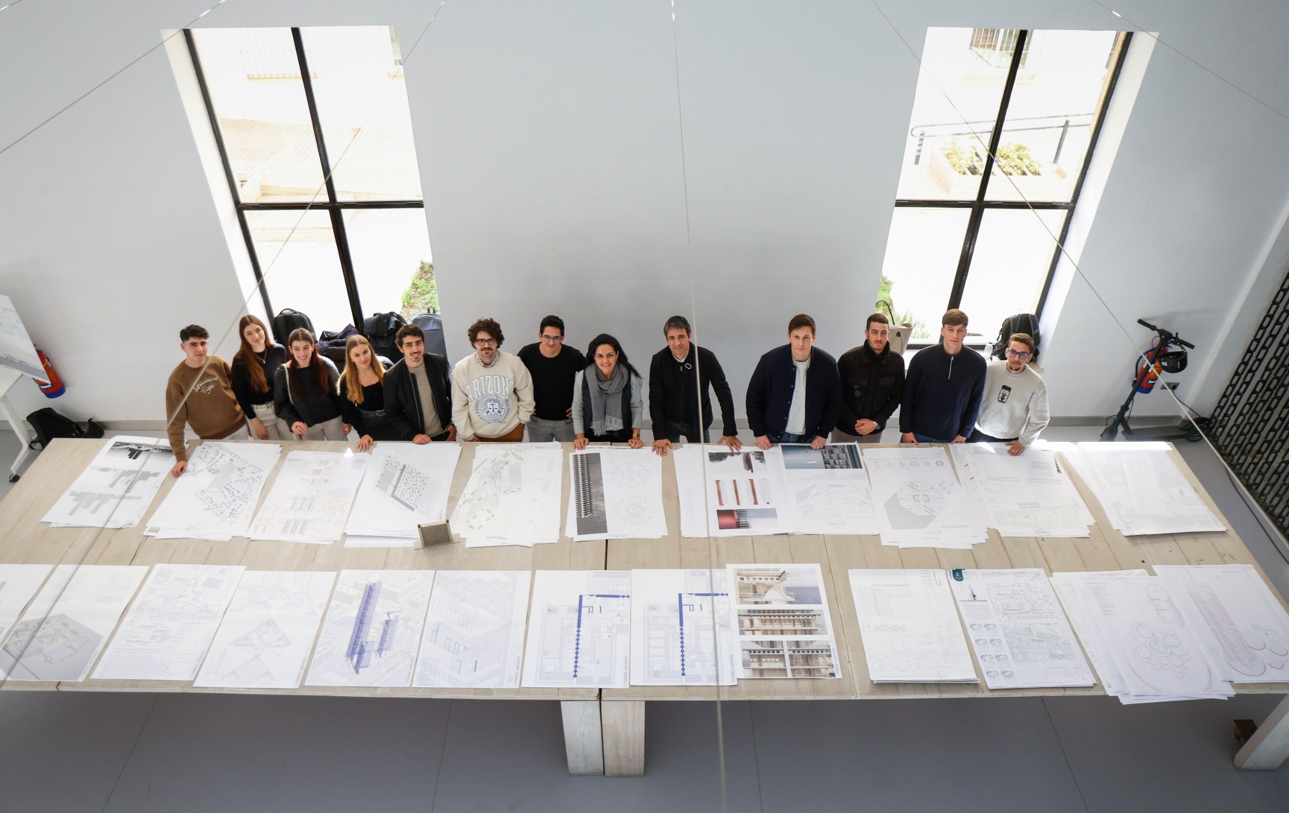 Los alumnos, con sus trabajos, en el vestíbulo de la Escuela de Arquitectura