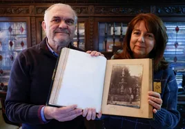 Juan Antonio Fernández Rivero y Teresa García posan con una de las fotografías más antiguas de su colección histórica.