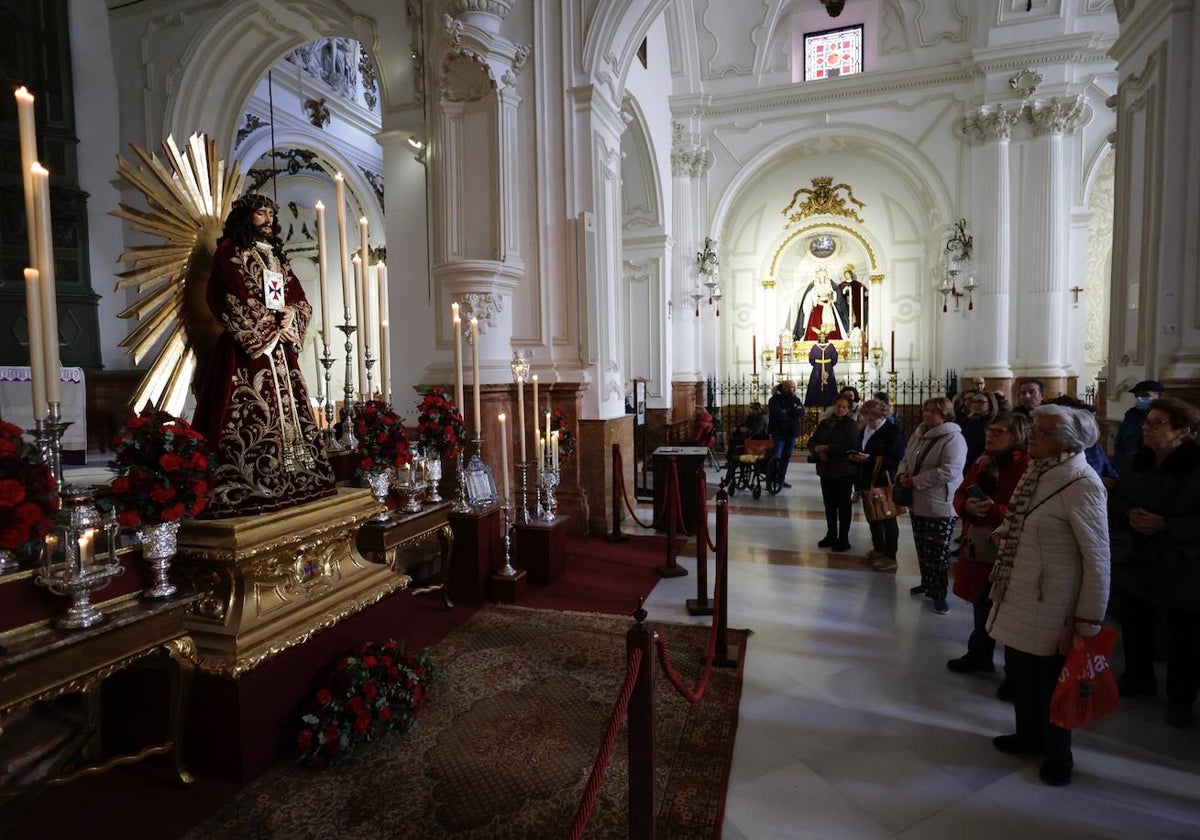 Devoción por el Cristo de Medinaceli y las tres monedas: «Es por seguir una tradición»