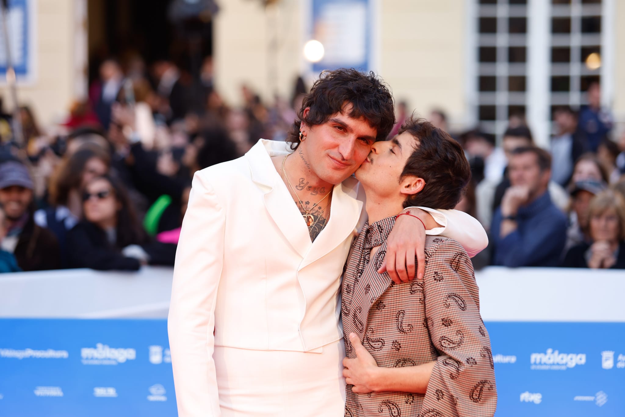 Los presentadores de la gala lucieron dos de los estilismos más rompedores. Un soplo de aire fresco entre tanto traje oscuro por parte de ellos. La Dani eligió un traje blanco con chaqueta corta (que acompañó de botas) y Omar un original diseño con estampado paisley de Tamara Press.