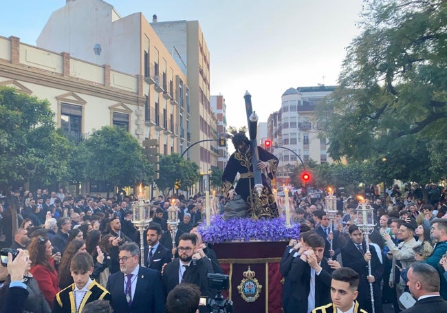 El Nazareno de los Pasos fue muy arropado por sus devotos.