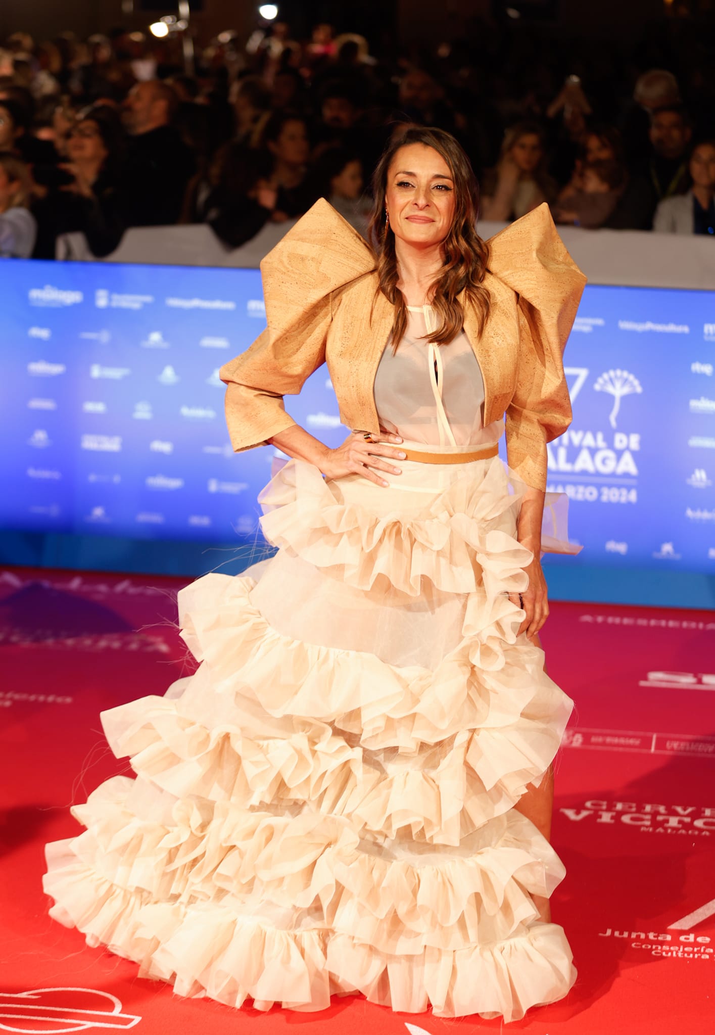 El alegato a la moda sostenible corrió a cargo de la actriz Raquel Guerrero, que llevó una orginal torera hecha de corcho por la diseñadora María Lafuente. «Es una absoluta fantasía», nos comentó orgullosa. Pese a lo eco, su look no aprobó por excesivo. Esa falda de volantes deshilachada, esas transparencias... es un no.