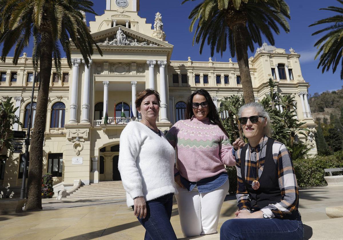 Rosa Montes, auxiliar administrativa del Ayuntamiento de Málaga, con dos compañeras de trabajo.