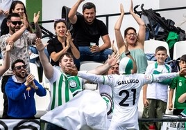 Fran Gallego celebra un gol con los aficionados de El Pozuelo.