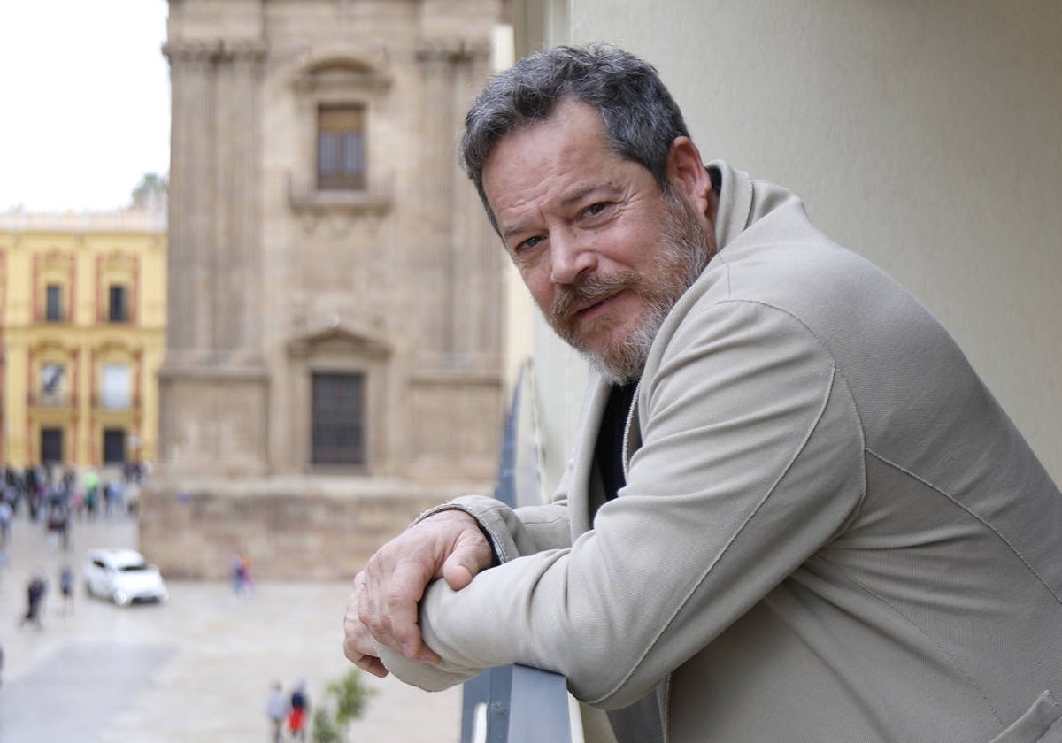 El actor Jorge Sanz, en uno de los balcones del AC Málaga Palacio tras su entrevista con SUR.