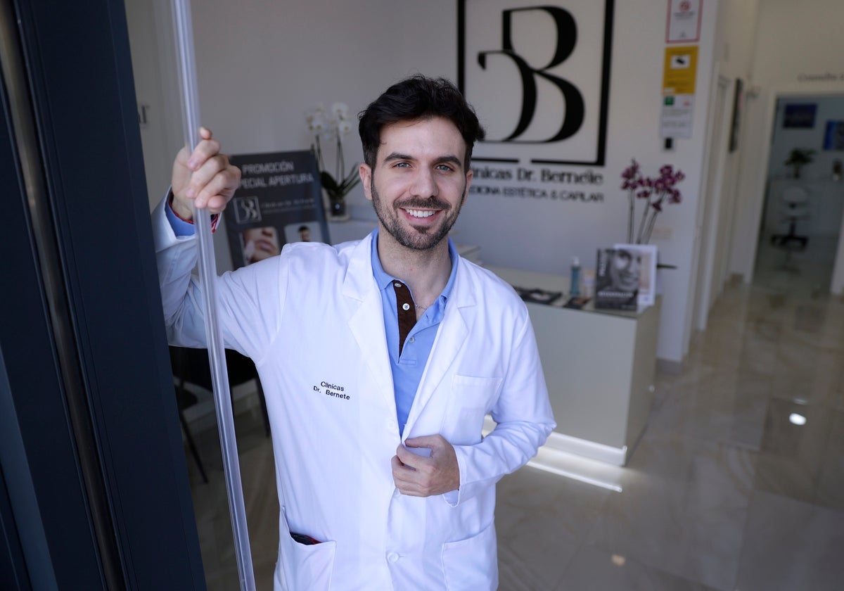 Andrés Bernete, en su clínica de Torremolinos