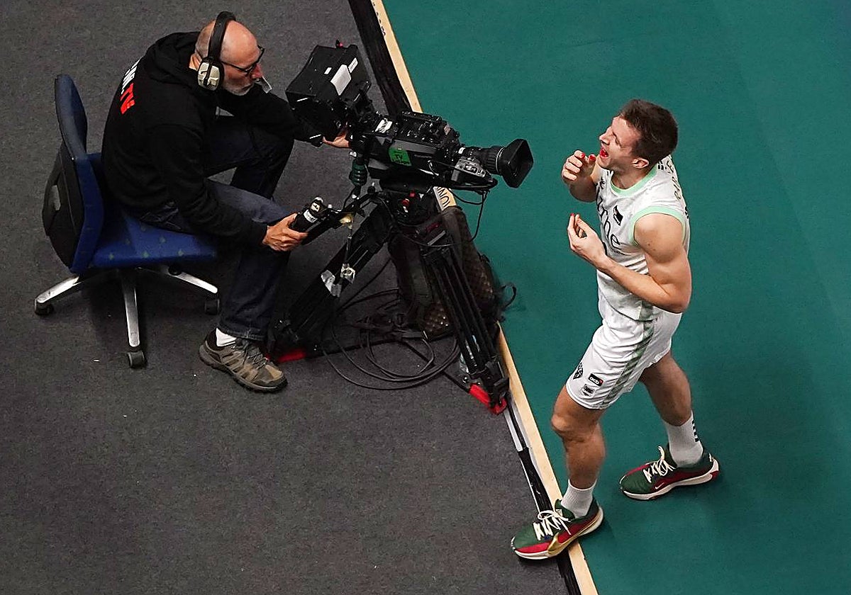 Rabaseda, camino del vestuario con la boca ensangrentada.