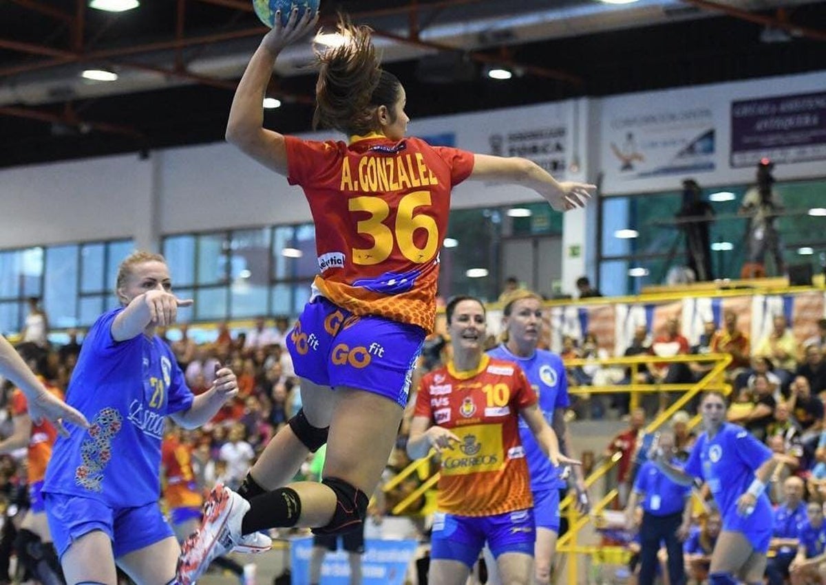 Imagen secundaria 1 - Ana González: «Tomé la decisión de dejar el balonmano por salud mental»