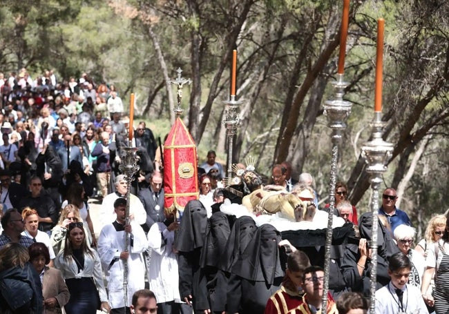 El Yacente de la Paz y la Unidad, por la vía dolorosa del Calvario.