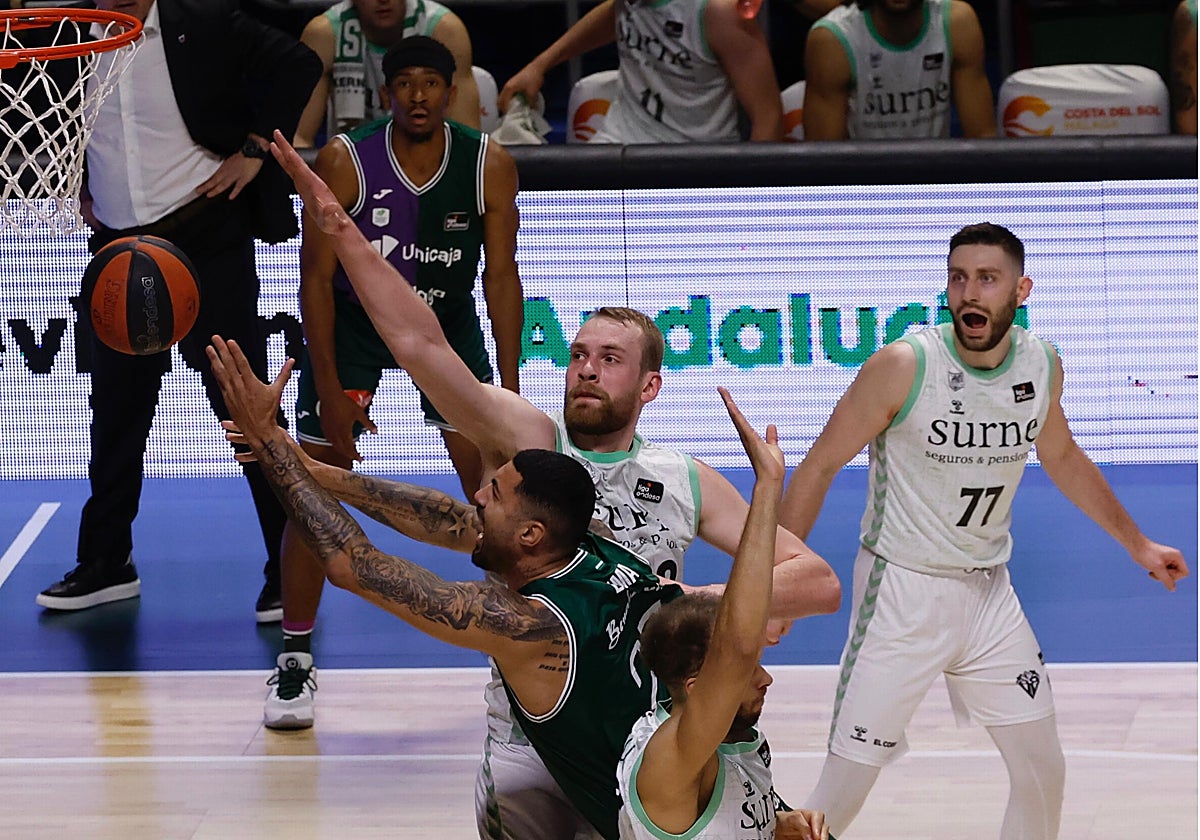 Lima trata de anotar entre dos jugadores del Bilbao.