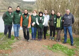 Monitores y voluntarios, junto al teniente alcalde de Cuevas Bajas.