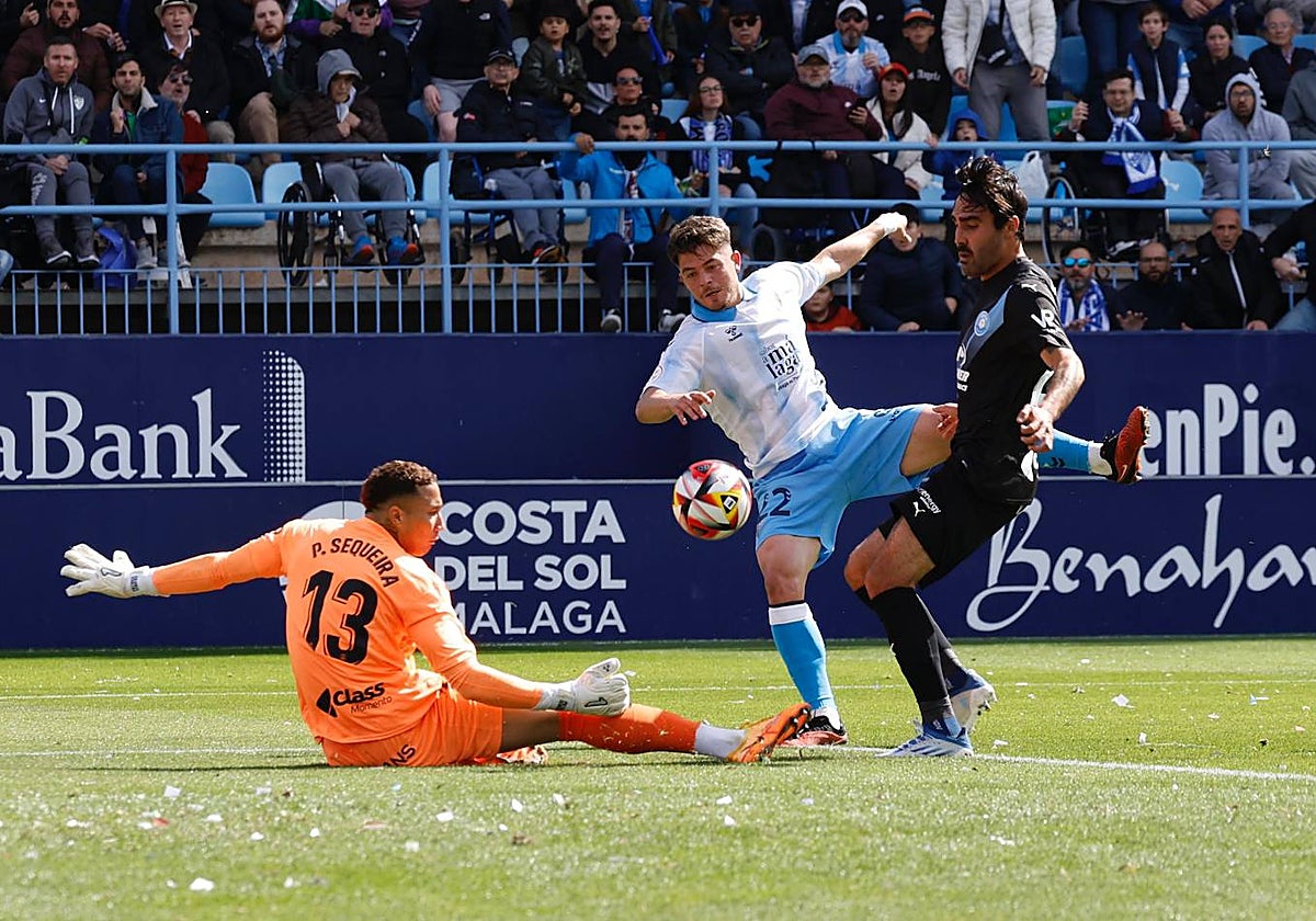 Un remate peligroso de Dani Lorenzo en la primera mitad del choque.