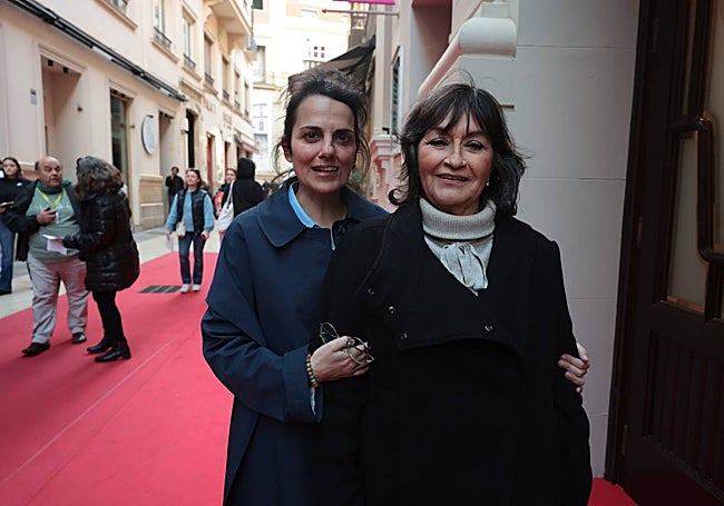 La directora de 'Marisol, llámame Pepa' junto a la hermana de la artista.