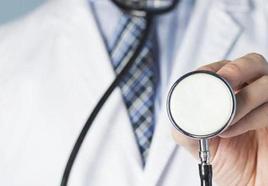 Sanidad se abre a excluir a los médicos mayores de 55 años de las guardias