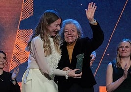 Pilar Palomero recogió el galardón junto a su madre.