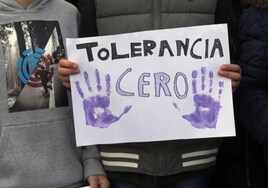 Una persona sujeta una pancarta con una consigna contra la violencia machista.