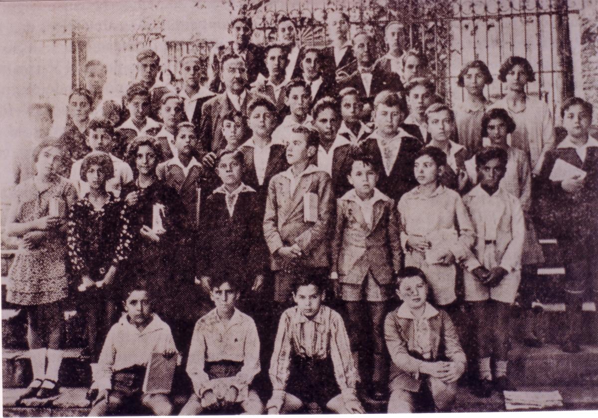 Grupo de estudiantes de ambos sexos en la escalera del jardín del Instituto en la década de 1920.