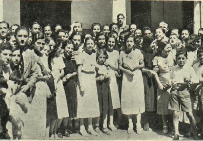 Grupo de alumnas en el patio del Instituto en 1935.