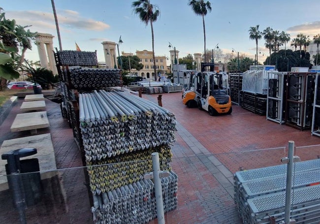 Elementos para el montaje de las tribunas en la plaza de la Marina.