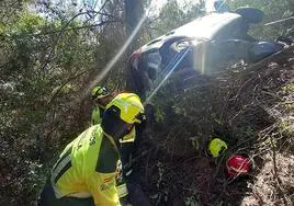 Rescatan a un conductor que se precipitó por un barranco de 70 metros en Marbella