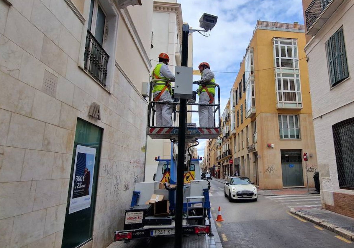 Montaje de las cámaras de la ZBE en la calle Trinidad Grund, en la zona del Soho.