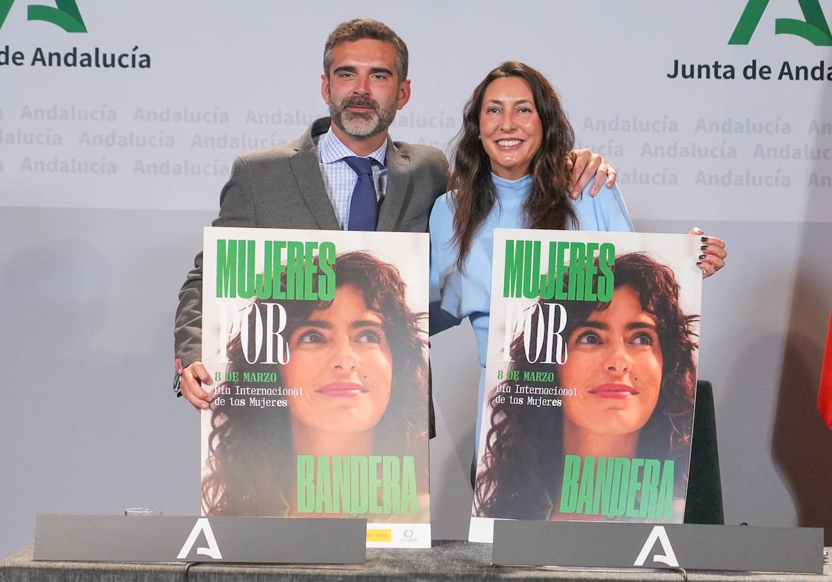 El consejero portavoz, Ramón Fernández-Pacheco, y la titular de Igualdad, Loles López, con los carteles de una campaña institucional por el 8 de marzo.