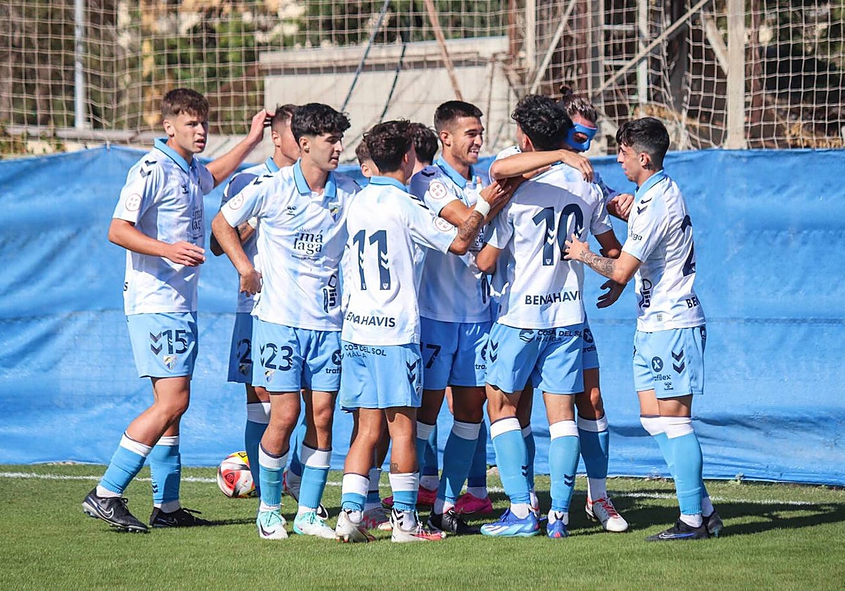 Los jugadores del Malagueño celebran juntos.