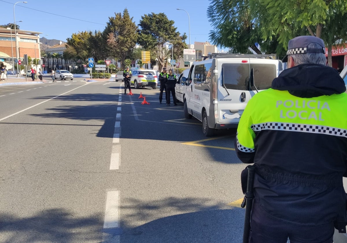 Agentes de la Policía Local de Nerja, en un control de carretera.