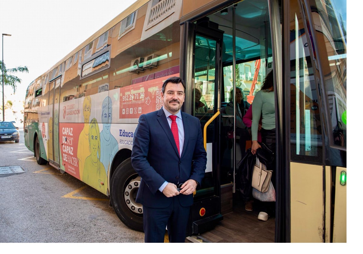 El concejal de Movilidad y Transportes, Pablo Pardini, junto al nuevo autobús.