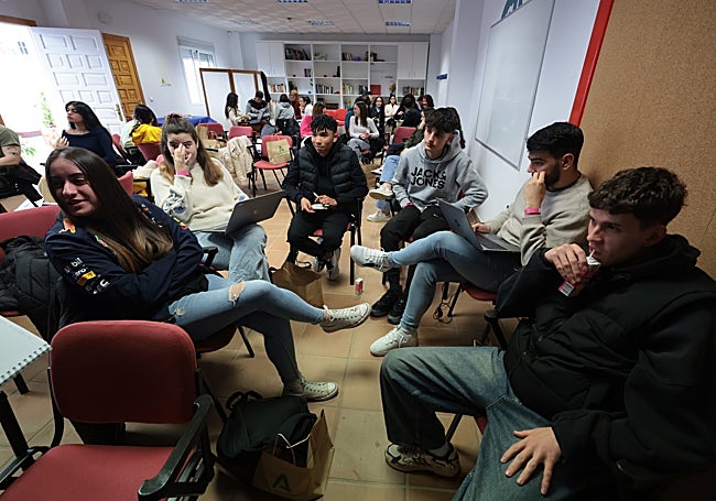 Sheila, Alejandra, Asiel, Luis, Antonio Gámez y Antonio Díaz, del IES Bezmiliana, uno de los equipos premiados.