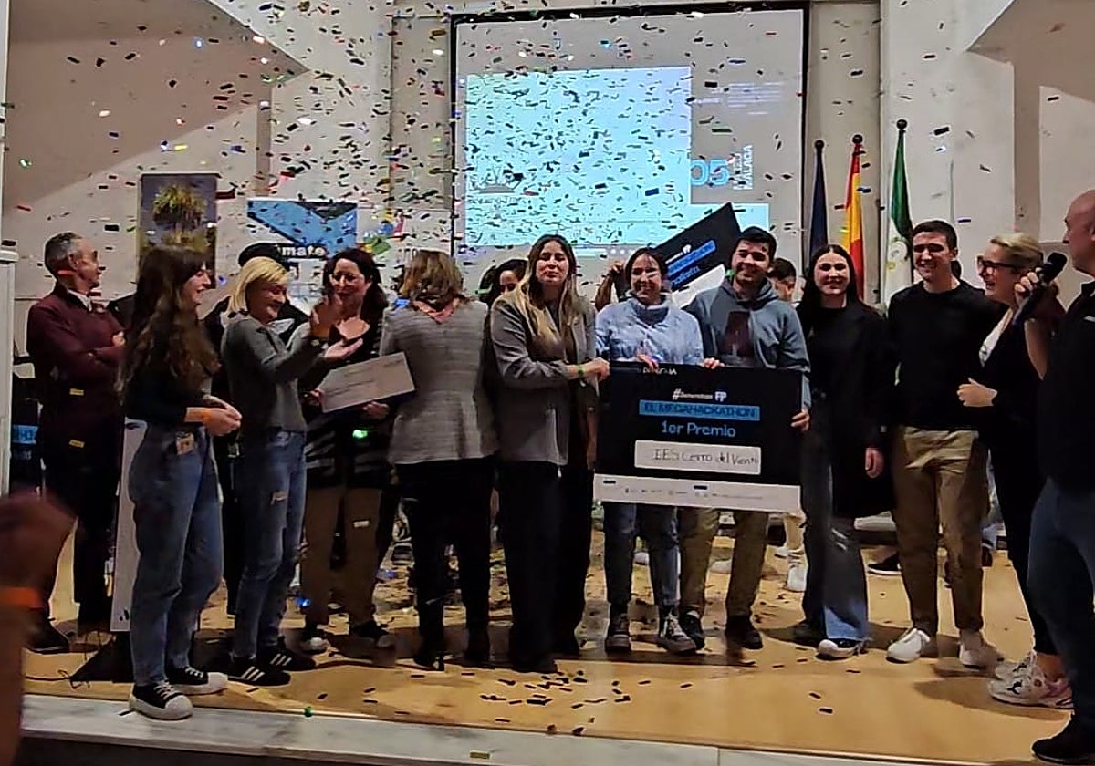 El equipo del instituto de Benalmádena Cerro del Viento recogió su premio de 1.000 euros.