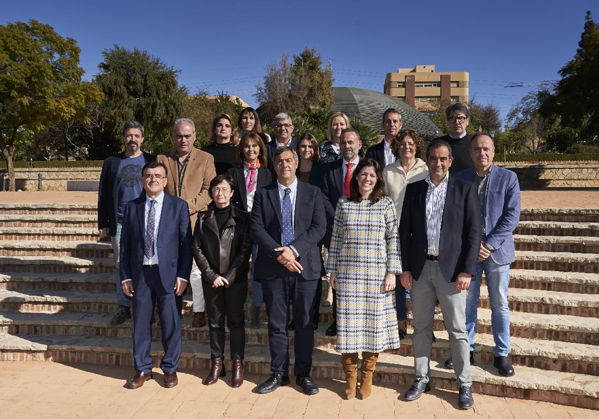 El rector, Teo López, con su equipo de gobierno.