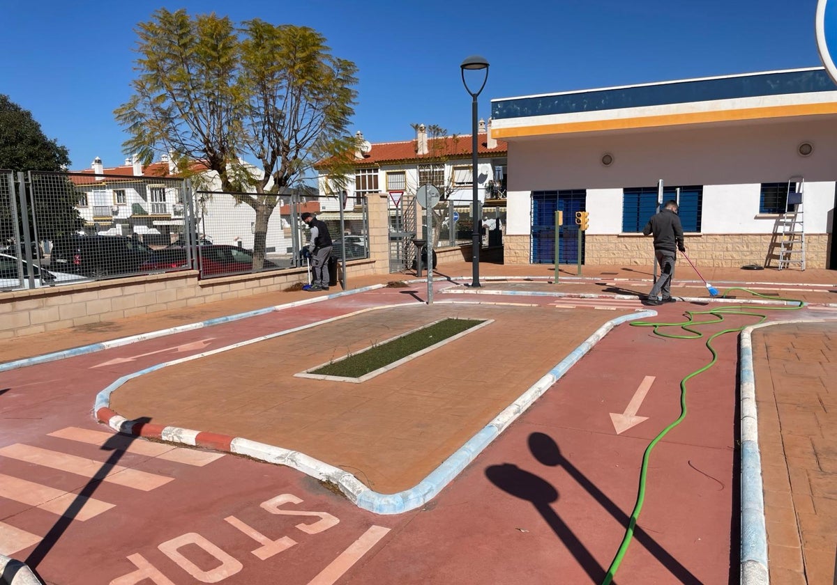 Operarios acondicionan el parque de formación en Seguridad Vial del Ayuntamiento.