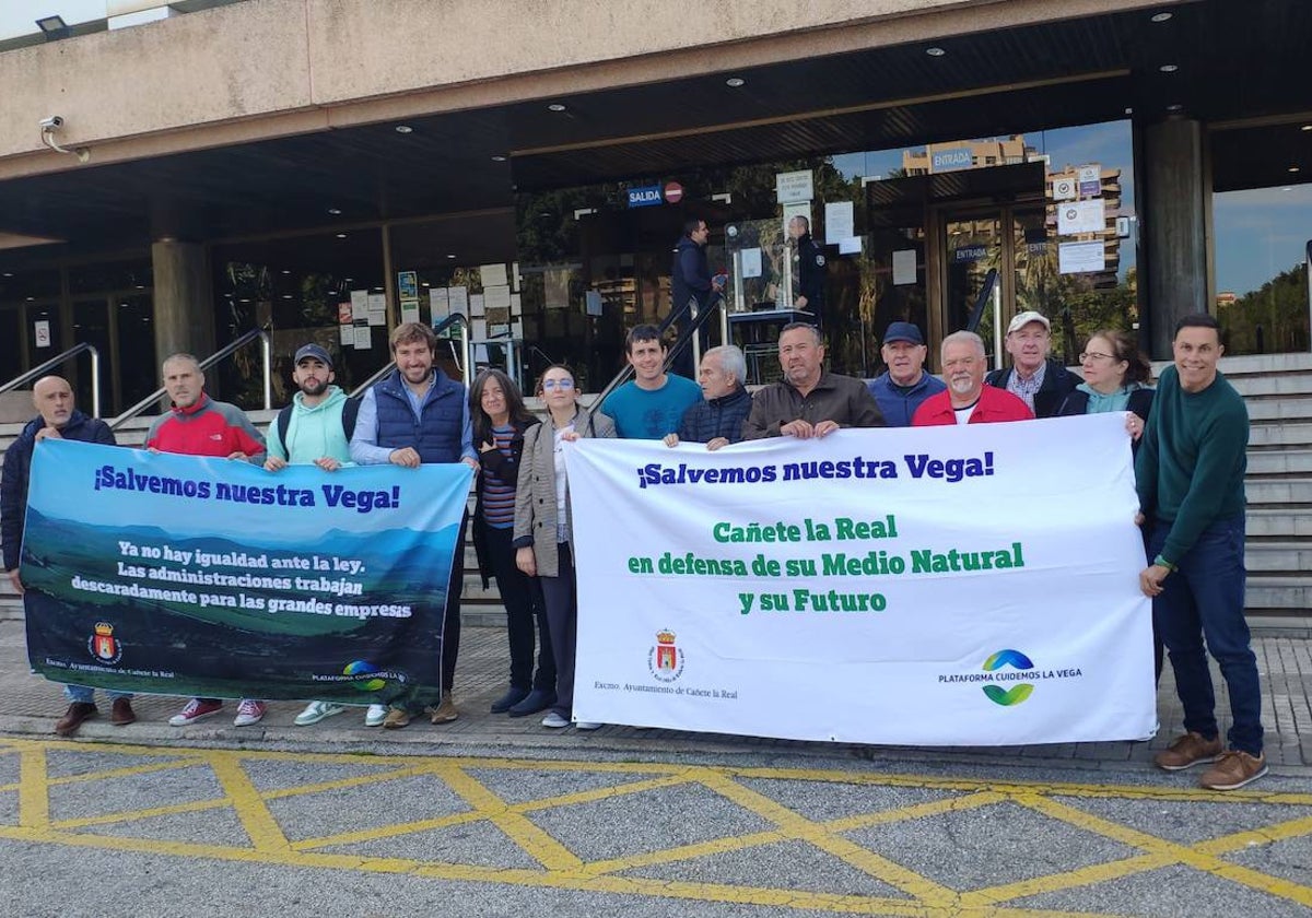 Los vecinos y el equipo de Gobierno se concentran en las puertas de la Delegación de Medio Ambiente.