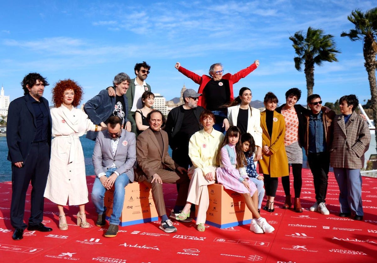 El director, la productora y los actores de 'La casa' en el 'photocall' del Muelle Uno.