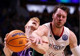 Alberto Díaz recibe una falta de Invernizzi en el partido ante el Estrasburgo.