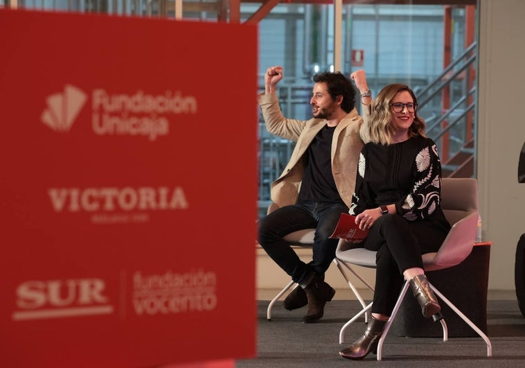 El actor Javier Pereira, junto a la periodista Regina Sotorrío, mientras observan las imágenes del Goya durante el Aula de Cultura de SUR.