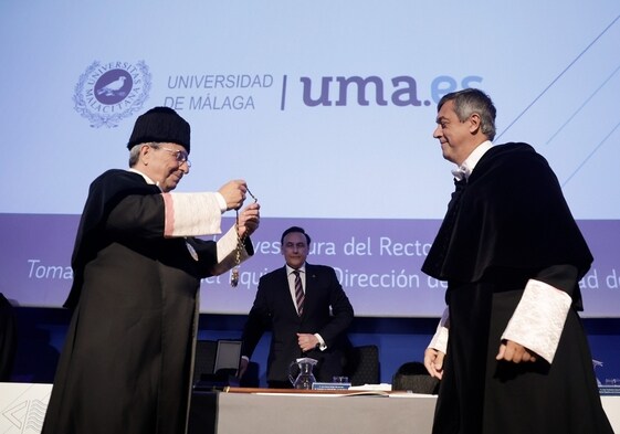 Teo López recibe del anterior rector, José Ángel Narváez, la medalla y el bastón, símbolo de su mandato, ante el consejero de Universidad, José Carlos Gómez Villamandos.